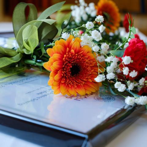 Blómaskreyting á viðurkenningarskjali