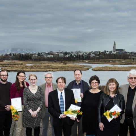 Á myndinni eru frá vinstri: Börkur Hansen prófessor, Viðar Guðmundsson prófessor, Jóhannes Ólafsson, MA-nemi í ritlist, Þóra Björk Þórðardóttir, MA-nemi í ritlist, Dýrfinna Guðmundsdóttir, MA-nemi í ritlist, Kristján Árnason prófessor, Ari Páll Kristinsson rannsóknarprófessor, Jóhannes Gísli Jónsson prófessor, Halldóra Jónsdóttir verkefnisstjóri, Sigríður Sigurjónsdóttir prófessor, Kristján Jóhann Jónsson prófessor, Katrín Jakobsdóttir, formaður stjórnar sjóðsins og Jón Atli Benediktsson, rektor HÍ.