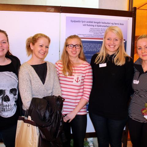 Verðlaunahafinn Kristín Georgsdóttir hjúkrunarfræðinemi með samnemendum sínum í hjúkrunarfræði við HÍ.