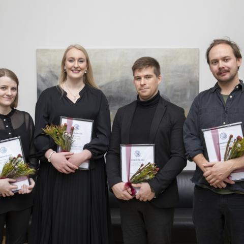 Styrkhafarnir fjórir við úthlutun styrkjanna á rektorsskrifstofu. Frá vinstri: Sólveig Steinþórsdóttir, Bryndís Guðjónsdóttir, Lárus Sindri Lárusson og Pétur Eggertsson. 