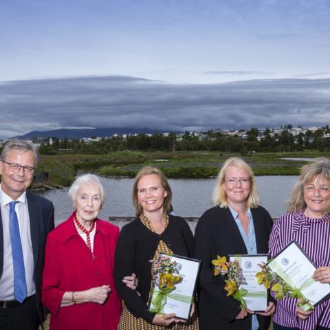 Styrkþegar ásamt Ingibjörgu R. Magnúsdóttur, stofnanda sjóðsins, og Jóni Atla Benediktssyni, rektor Háskóla Íslands. 