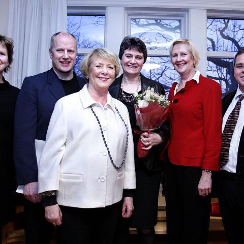 Frá vinstrir: Kristín Ingólfsdóttir, Einar Guðbjartur Pálson faðir styrkþegans, frú Vigdís Finnbogadóttir, Guðrún Jónsdóttir móðir styrkþegans, Kristín Vala Ingólfsdóttir og Karl Sölvi Guðmundsson forseti rafmagns og tölvuverkfræðideildar.