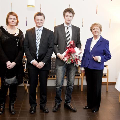 Frú Vigdís Finnbogadóttir ásamt Guðmundi Frey Aðalsteinssyni styrkhafa og aðstandendur.