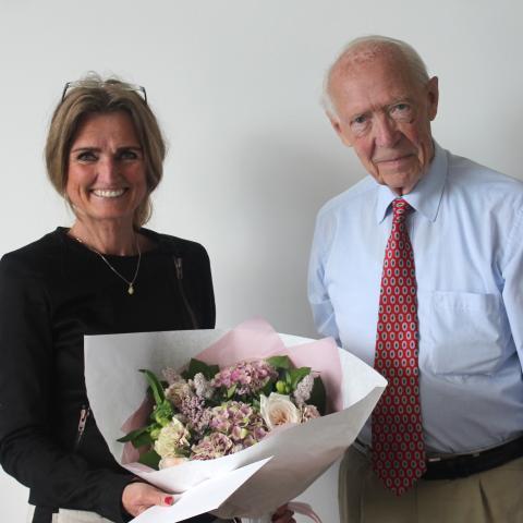 Elsebeth Korsgaard Sorensen, prófessor í menntunarfræðum við Háskólann í Árósum, ásamt Sören Langvad við afhendingu styrksins í Danmörku fyrr í sumar.