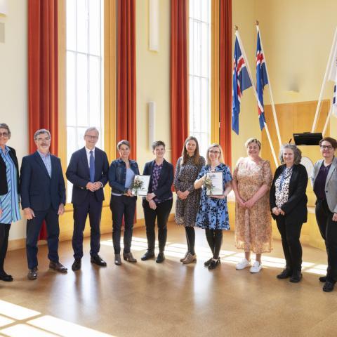 Frá vinstri: Jóhanna Einarsdóttir, prófessor, Samúel Lefever, dósent, Jón Atli Benediktsson, rektor, Hermína Gunnþórsdóttir prófessor og Edda Óskarsdóttir, lektor, Anna Katarzyna Wozniczka, doktorsnemi, Aneta Figlarska, kennsluráðgjafi hjá sveitarfélaginu Árborg, og Anna Linda Sigurðardóttir, deildarstjóri Fjölmenningardeildar í Vallaskóla, Ólöf Garðarsdóttir, sviðsforseti Hugvísindasviðs og Kolbrún Pálsdóttir, sviðsforseti Menntavísindasviðs.