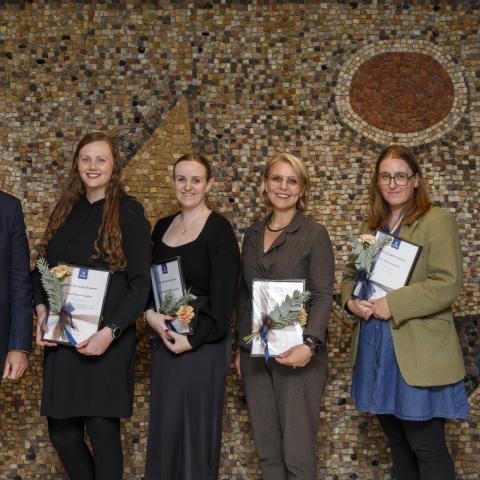 Styrkhafar úr Sjóði Steingríms Arasonar ásamt rektor og forseta Menntavísindasviðs. Frá vinstri: Jón Atli Benediktsson rektor, Berglind Lilja Guðlaugsdóttir doktorsnemi, Sandra Rebekka Önnudóttir Arnarsdóttir doktorsnemi, Bryndís Jóna Jónsdóttir doktorsnemi, Íris Ellenberger dósent og Kolbrún Þ. Pálsdóttir, forseti Menntavísindaviðs.