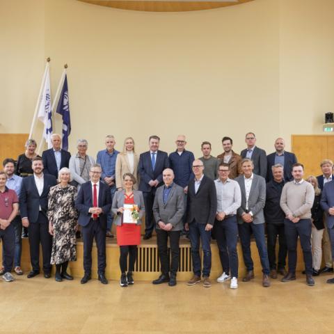 Fjöldi manns kom saman í Hátíðasal þegar viðurkenning var veitt úr Nýsköpunarsjóði dr. Þorsteins Inga Sigfússonar. Þeirra á meðal voru forystufólk Optitogs og stofnendur, stór hópur sem komið hefur að þróun hugmyndarinnar, fjölskylda Þorsteins Inga, rektor og stjórn sjóðsins