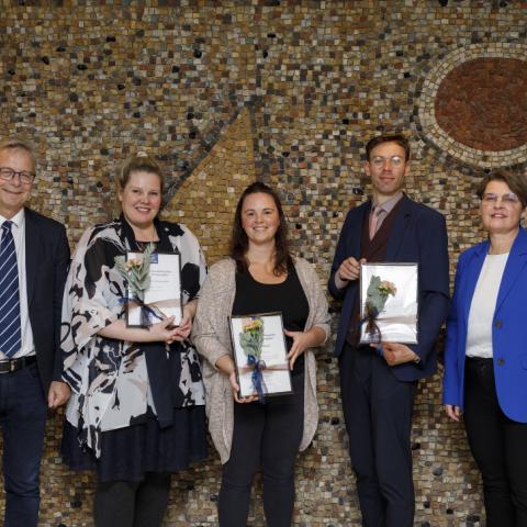 Styrkhafar úr Styrktar- og rannsóknarsjóður Þuríðar J. Kristjánsdóttur. Frá vinstri: Jón Atli Benediktsson rektor, Ásgerður Harris Jóhannesdóttir doktorsnemi, Brittany Marie Repella, doktorsnemi, Guðmundur Ingi Halldórsson, sonur Ingileifar Ástvaldsdóttur doktorsnema og styrkhafa, og Kolbrún Þ. Pálsdóttir, forseti Menntavísindasviðs.