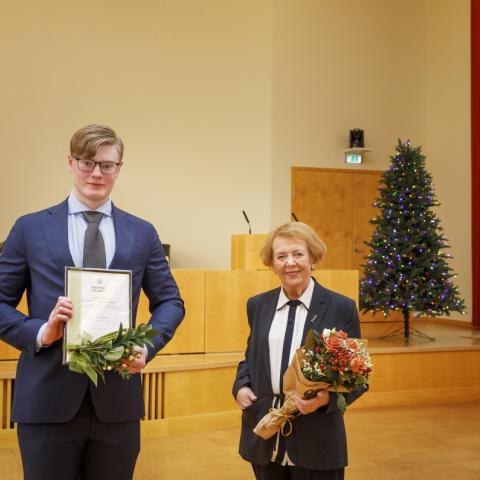 Óttar Snær Yngvason, BS-nemi á þriðja ári í rafmagns- og tölvuverkfræði og styrkhafi úr Minningarsjóði Þorvalds Finnbogasonar, ásamt Vigdísi Finnbogadóttur, fyrrverandi forseta Íslands og systur Þorvalds. 