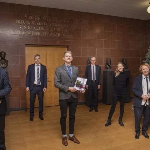 Við afhendingu styrksins úr Minningarsjóði Þorvalds Finnbogasonar stúdents í dag. Frá vinstri: Jón Atli Benediktsson, rektor Háskóla Íslands, Magnús Örn Úlfarsson, forseti Rafmagns- og tölvuverkfræðideildar, Ingvar Þóroddsson, BS-nemi í rafmagns- og tölvuverkfræði, Sigurður Magnús Garðarsson, forseti Verkfræði- og náttúruvísindasviðs Háskóla Íslands, Ástríður Magnúsdóttir, listamaður og dóttir Vigdísar Finnbogadóttur, og Vigdís Finnbogadóttir. 