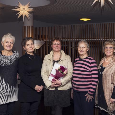 Frá afhendingu styrks í Norræna húsinu. Frá vinstri: Ingibjörg R. Magnúsdóttir hjúkrunarfræðingur, Ólöf Ásta Ólafsdóttir lektor, Þóra Steingrímsdóttir fæðingalæknir, Sigríður Sía Jónsdóttir ljósmóðir og syrkhafi, Marga Ingeborg Thome ljósmóðir, Guðfinna S. Ragnarsdóttir og Herdís Sveinsdóttir prófessor.  