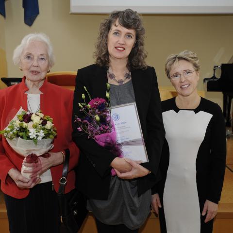 Styrkhafinn Margrét Grétarsdóttir ásamt Ingibjörgu R. Magnúsdóttur stofnanda sjóðsins og Erlu K. Svavarsdóttur, prófessor og formanni stjórnar sjóðsins. Á myndina vantar Kristínu Þórarinsdóttur styrkhafa sem var fjarverandi.