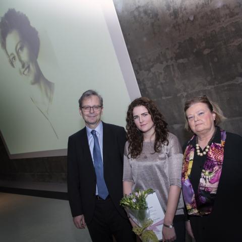 Jón Atli Benediktsson, rektor HÍ, afhenti viðurkenningu í heilsugæsluhjúkrun á ráðstefnunni Hjúkrun í fararbroddi. Á myndinni er hann ásamt Sigríði Lilju Magnúsdóttur, verðlaunahafa og BS nema í hjúkrunarfræði og Jóhönnu Bernharðsdóttur, formanni stjórnar RSH.