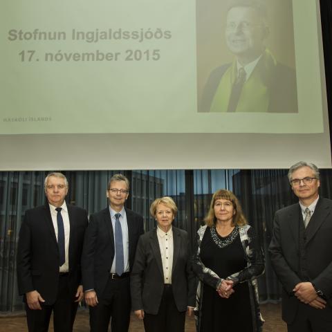 Stjórn hins nýstofnaða sjóðs ásamt rektor og fyrrverandi forseta Íslands. Frá vinstri: Þórður Sverrisson viðskiptafræðingur, Jón Atli Benediktsson, rektor Háskóla Íslands, frú Vigdís Finnbogadóttir, fyrrverandi forseti Íslands, Karólína Eiríksdóttir tónskáld og Runólfur Smári Steinþórsson, prófessor við Viðskiptafræðideild.