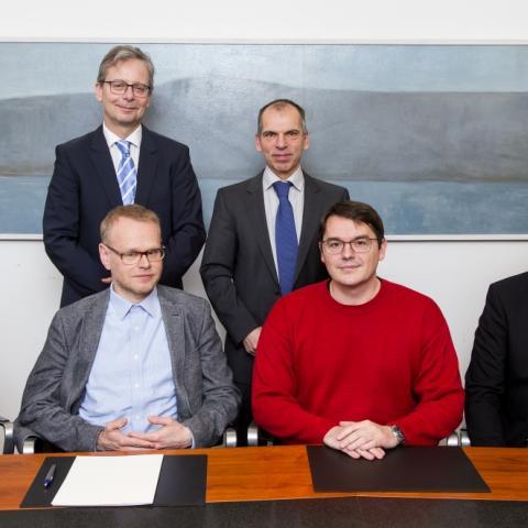 tjórn sjóðsins ásamt rektor og yfirmanni tækniþróunar hjá Ottobock. Fremri röð frá vinstri: Ebba Þóra Hvannberg, Hilmar Bragi Janusson, Bernhard Graimann og Þorvaldur Ingvarsson. Aftari röð frá vinstri: Jón Atli Benediktsson og Hans Dietl. 