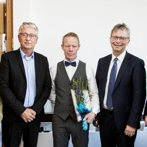 Á myndini eru frá vinstri Vigdís Pétursdóttir læknir og stjórnarmaður, Þorvaldur Ingvasson, læknir og formaður stjórnar, Stefán Ólafsson styrkhafi, Jón Atli Benediktsso, rektor Háskóla Íslands og Magnús Karl Magnússon, forseti Læknadeildar og stjórnarmaður í Sjóði Sigríðar Lárusdóttur.