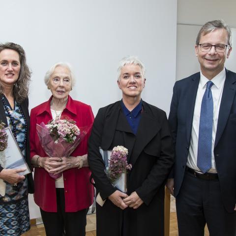 Á myndinni eru styrkahafarnir Margrét Gísladóttir hjúkrunarfræðingur og Jóna Ingibjörg Jónsdóttir hjúkrunarfræðingur ásamt stofnanda sjóðsins Ingibjörgu R. Magnúsdóttur og Jóni Atla Benediktssyni, rektor Háskóla Íslands.