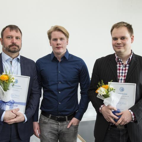 Frá vinstri: Styrkhafinn Sigurbergur Kárason, yfirlæknir á svæfinga- og gjörgæsludeild Landspítala, Kristinn A. Magnússon læknanemi, og Húnbogi Þorsteinsson, læknir í sérnámi í bæklunarskurðlækningum en hann tók við styrknum fyrir hönd Eyþórs Arnar Jónssonar, sem stundar sérnám í bæklunarlækningum í Svíþjóð.