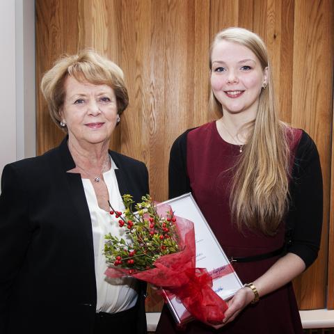 Frú Vigdís Finnbogadóttir með styrkhafanum Herbjörgu Andrésdóttur.