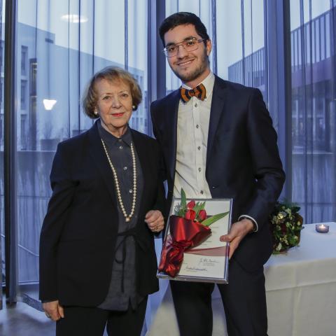 Valentin Oliver Loftsson, BS-nemi í hugbúnaðarverkfræði, er hér ásamt Vigdísi Finnbogadóttur, fyrrverandi forseta og systur Þorvalds Finnbogasonar, við úthlutun viðurkenningarinnar á Háskólatorgi. 