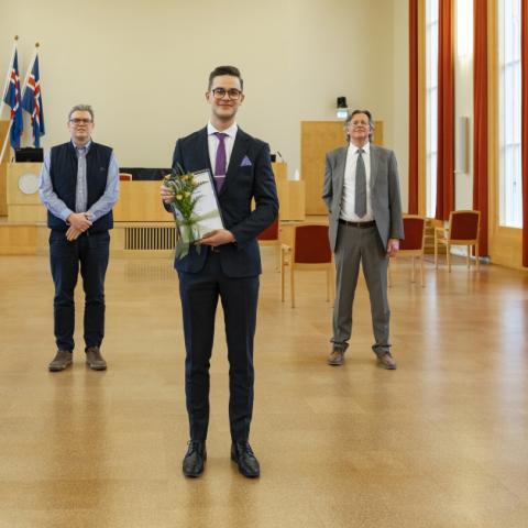 Ísak Valsson tók við viðurkenningunni í Hátíðasal Háskóla Íslands að viðstaddri stjórn sjóðsins og rektor. Frá vinstri: Freyja Hreinsdóttir stjórnarmaður, Sverrir Örn Þorvaldsson stjórnarmaður, Ísak Valsson styrkþegi, Ragnar Sigursson stjórnarmaður og Jón Atli Benediktsson rektor