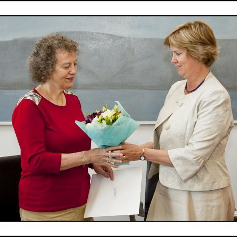 Auður Hauksdóttir veitir styrknum móttöku úr hendi Kristínar Ingólfsdóttur, rektors.