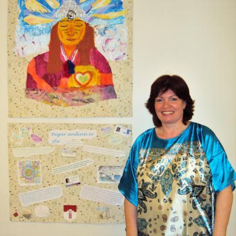 Melkorka Edda Freysteinsdóttir við verk sitt.