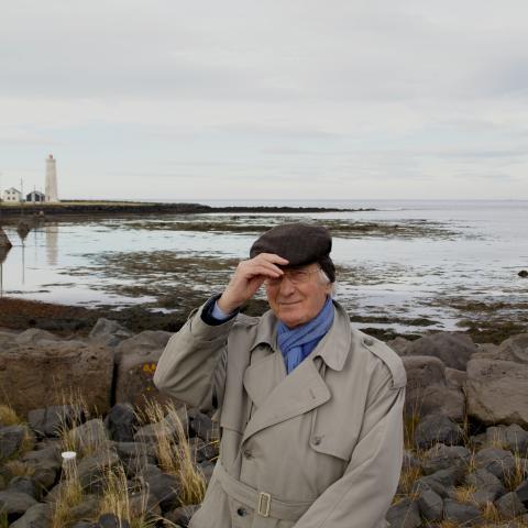 Erlendur Haraldsson í fjörunni á Nesinu. Erlendur ólst upp á Seltjarnarnesi fyrir miðja síðustu öld, en Nesið var þá vart farið að byggjast upp. Það var þá sveit með fáeinum kúabúum og nokkrum húsum fólks, sem starfaði í Reykjavík. Þarna luktist faðmur náttúrunnar um lítinn dreng og leiddi hann á vit fuglanna og frelsisins í fjörunni. 