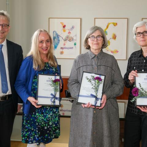 Styrkþegar og fulltrúar þeirra ásamt rektor við úthlutun styrkjanna á rektorsskrifstofu. Frá vinstri: Jón Atli Benediktsson, Guðrún Björk Guðsteinsdóttir, Birna Bjarnadóttir og Ásdís Rósa Magnúsdóttir.