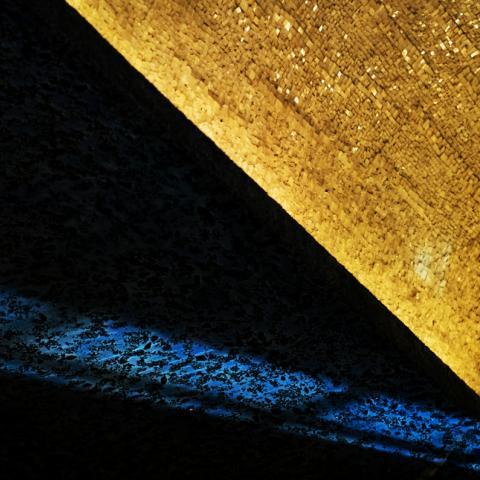 Listræn mynd af lofti aðalbyggingar Háskóla Íslands tekin inni í byggingunni.