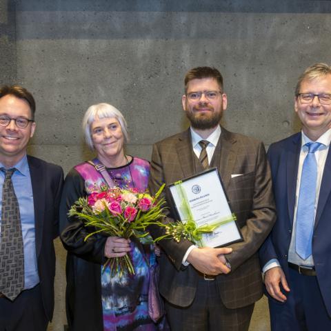 Styrkhafinn Gunnar Marel Hinriksson er hér ásamt Sverri Jakobssyni, formanni stjórnar Sagnfræðisjóðs Björns Þorsteinssonar, Valgerði Björnsdóttur, dóttur Björns, og Jóni Atla Benediktssyni, rektor Háskóla Íslands.