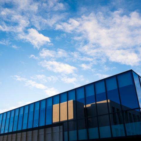 Gimli bygging Háskóla Íslands ber við bláan himinn.