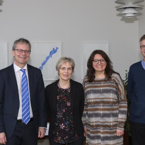 tjórn hins nýja sjóðs ásamt rektor við undirritun stofnskrár. Frá vinstri: Jón Atli Benediktsson, Guðbjörg Linda Rafnsdóttir, Guðlaug Þóra Kristjánsdóttir og Guðmundur R. Jónsson.