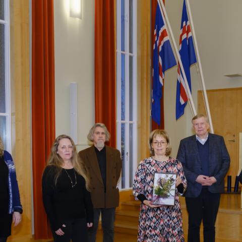 Fulltrúar verkefnisins Mannréttindi, fjölmenning og trú á tímum loftslagsbreytinga ásamt fulltrúum í stjórn Starfssjóðs Guðfræðistofnunar og rektor við afhendingu styrksins í Hátíðasal fyrr í vikunni. Frá vinstri: Sigríður Guðmarsdóttir, Gubjörg Andrea Jónsdóttir, Hjalti Hugason, Sólveig Anna Bóasdóttir, Gunnlaugur A. Jónsson og Jón Atli Benediktsson.