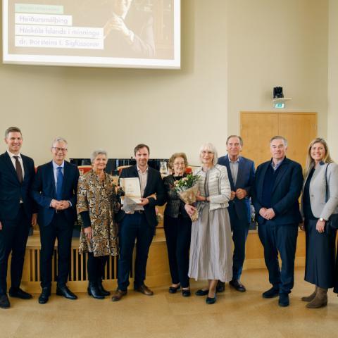 Dr. Árni Sigurður Ingason, framkvæmdastjóri hjá Grein Research tók við viðurkenningunni úr hendi Jóns Atla Benediktssonar, rektors Háskóla Íslands, á hátíðarmálþingi sem haldið var á vegum háskólans til minningar um Þorstein Inga þann 4. júní. 
