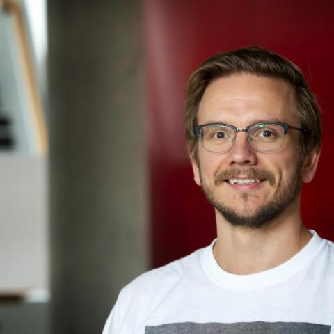 Gústav Adolf B Sigurbjörnsson, doktorsnemi í heimspeki við Sagnfræði- og heimspekideild Háskóla Íslands, hefur hlotið viðurkenningu úr Heimspekisjóði Brynjólfs Bjarnasonar til rannsókna á eðli samskiptaerfiðleika, sérstaklega þeim sem eiga sér stað milli ólíkra samfélaghópa og því óréttlæti sem af slíku getur hlotist þegar valdastaða þeirra er ójöfn.