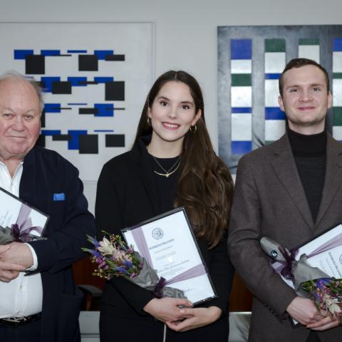 Styrkhafar og fulltrúar þeirra við úthlutun styrkjanna á rektorsskrifstofu á dögunum. Frá vinstri: Örnólfur Árnason, sem tók við styrk fyrir hönd barnabarns síns, Örnólfs Eldons Þórssonar, Álfheiður Erla Guðmundsdóttir og Steinar Logi Helgason. 