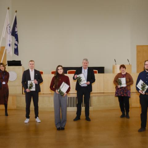 Styrkþegar og fulltrúar þeirra ásamt stjórn og starfsfólki sjóðsins og rektor Háskóla Íslands við úthlutun í Hátíðasal.