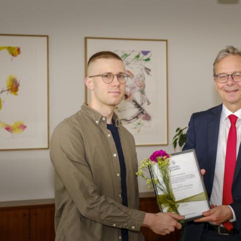 Bergmundur Bolli H. Thoroddsen, þriðja árs nemi í læknisfræði, tekur við styrknum úr hendi Jóns Atla Benediktssonar, rektors Háskóla Íslands.