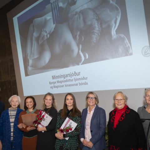 Frá úthlutun styrkjanna á ráðstefnunni Í fararbroddi: Rannsóknir í hjúkrunar- og ljósmóðurfræði á dögunum. Á myndinni má sjá styrkþega, stjórn sjóðsins, rektor HÍ og þær Ingibjörgu R. Magnúsdóttur, fyrrverandi námsbrautarstjóra við Hjúkrunarfræðideild, og Mörgu Thome, prófessor emeritu í hjúkrunarfræði. 