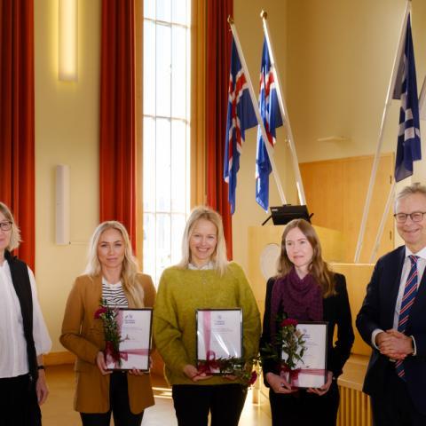 Styrkþegar og fulltrúar þeirra ásamt stjórnarmanni í sjóðnum og rektor. Frá vinstri: Elín Soffía Ólafsdóttir, prófessor í lyfjafræði og stjórnarmaður, Sigrún Helga Holm, sem tók við styrk fyrir hönd systur sinnar, Kristrúnar Ýrar, Freyja Jónsdóttir, Oddný Björgvinsdóttir og Jón Atli Benediktsson, rektor Háskóla Íslands. 