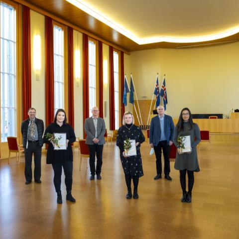 Styrkþegar ásamt stjórn sjóðsins og rektor Háskóla Íslands. Frá vinstri: Jón Atli Benediktsson rektor, Sveinbjörn Gizurarson prófessor, Helga Helgadóttir, styrkhafi og aðjunkt, Már Másson prófessor, Vivien Nagy, styrkhafi og doktorsnemi, Þorsteinn Loftsson prófessor, Manisha Prajapati, styrkhafi og doktorsnemi, og Elín Soffía Ólafsdóttir prófessor.