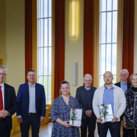 Frá vinstri: Sigurður S. Snorrason, prófessor við Líf- og umhverfisvísindadeild og stjórnarmaður, Jón Atli Benediktsson, rektor Háskóla Íslands, Einar Örn Sveinbjörnsson, prófessor við Raunvísindadeild og stjórnarmaður, Erna Ósk Arnardóttir styrkhafi, Ágúst Kvaran, leiðbeinandi Mengxu Jiangs, Mengxu Jiang styrkhafi, Sigurður Magnús Garðarsson, forseti Verkfræði- og náttúruvísindasviðs, Árný Erla Sveinbjörnsdóttir, vísindamaður við Jarðvísindastofnun og stjórnarmaður og Helga Brá Árnadóttir, verkefnisstjóri.