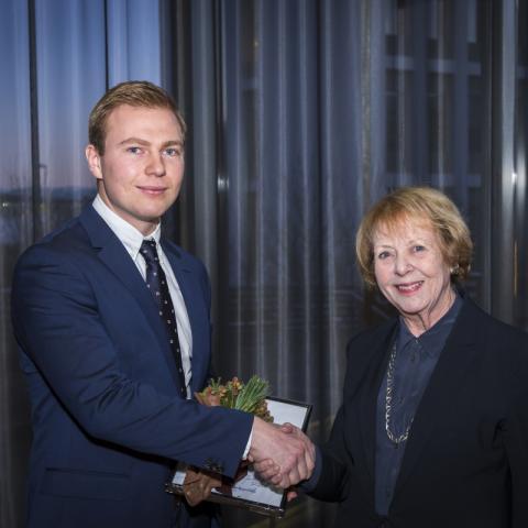 Sigurður Egilsson tekur við styrk frá Vigdísi Finnbogadóttur.