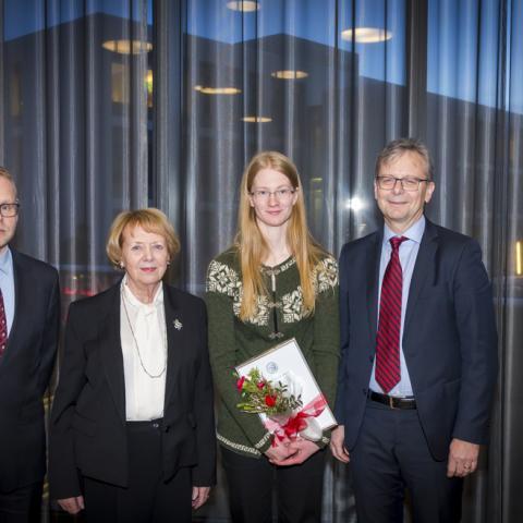 Þjóðbjörg Eiríksdóttir verðlaunahafi ásamt Vigdísi Finnbogadóttur, Jóni Atla Benediktssyni, rektor Háskóla Íslands, og Hilmari Braga Janussyni, forseta Verkfræði- og náttúruvísindasviðs.