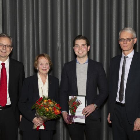 Daníel Þór Guðmundsson verðlaunahafi ásamt þeim Vigdísi Finnbogadóttur, fyrrverandi forseta Íslands, Jóni Atla Benediktssyni, rektor Háskóla Íslands, og Sigurði Magnúsi Garðarssyni, forseta Verkfræði- og náttúruvísindasviðs Háskóla Íslands.