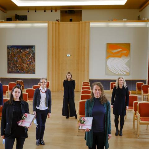 Frá afhendingu styrkjanna í Hátíðasal á dögunum. Frá vinstri: Sigurður S. Snorrason, Einar Örn Sveinbjörnsson, Kristbjörg Anna Þórarinsdóttir, Árný Erla Sveinbjörnsdóttir, Helga Brá Árnadóttir, Susanne Claudia Möckel, Anna Dóra Sæþórsdóttir, Sigurður Magnús Garðarsson og Jón Atli Benediktsson.