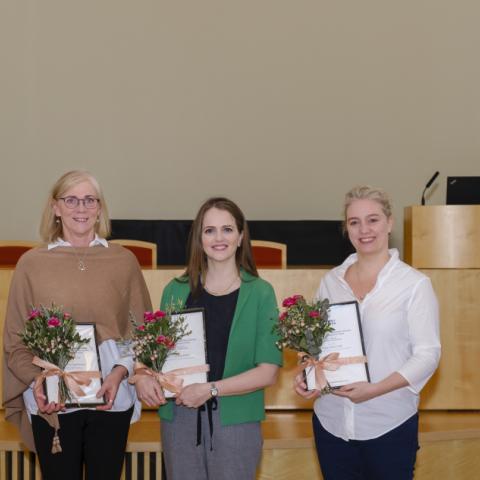 Styrkþegar ásamt formanni stjórnar sjóðsins og rektor. Frá vinstri: Ólöf Ásta Ólafsdóttir, formaður stjórnar, Valgerður Lísa Sigurðardóttir, Embla Ýr Guðmundsdóttir, Emma Marie Swift og Jón Atli Benediktsson.