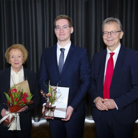 Vigdís Finnbogadóttir, Magnús Gunnar Gunnlaugsson og Jón Atli Benediktsson við afhendingu styrksins.