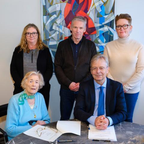 Stofnandi sjóðsins ásamt rektor og nýskipaðri stjórn. Standandi frá vinstri: Gunnþórunn Guðmundsdóttir, Rúnar Helgi Vignisson og Ásta Kristín Benediktsdóttir. Sitjandi eru Marta Ágútsdóttir og Jón Atli Benediktsson. 